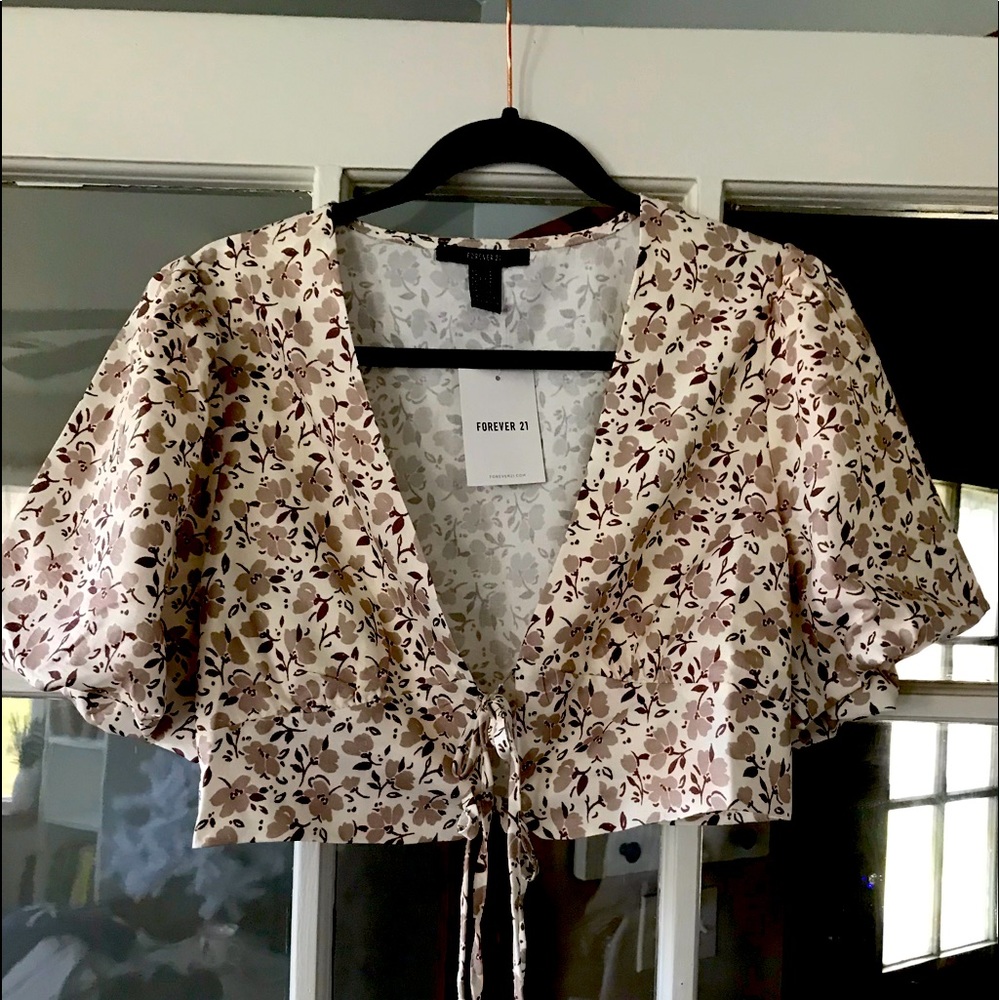 Forever 21 cropped top with puff sleeves (Young woman and teen sized)